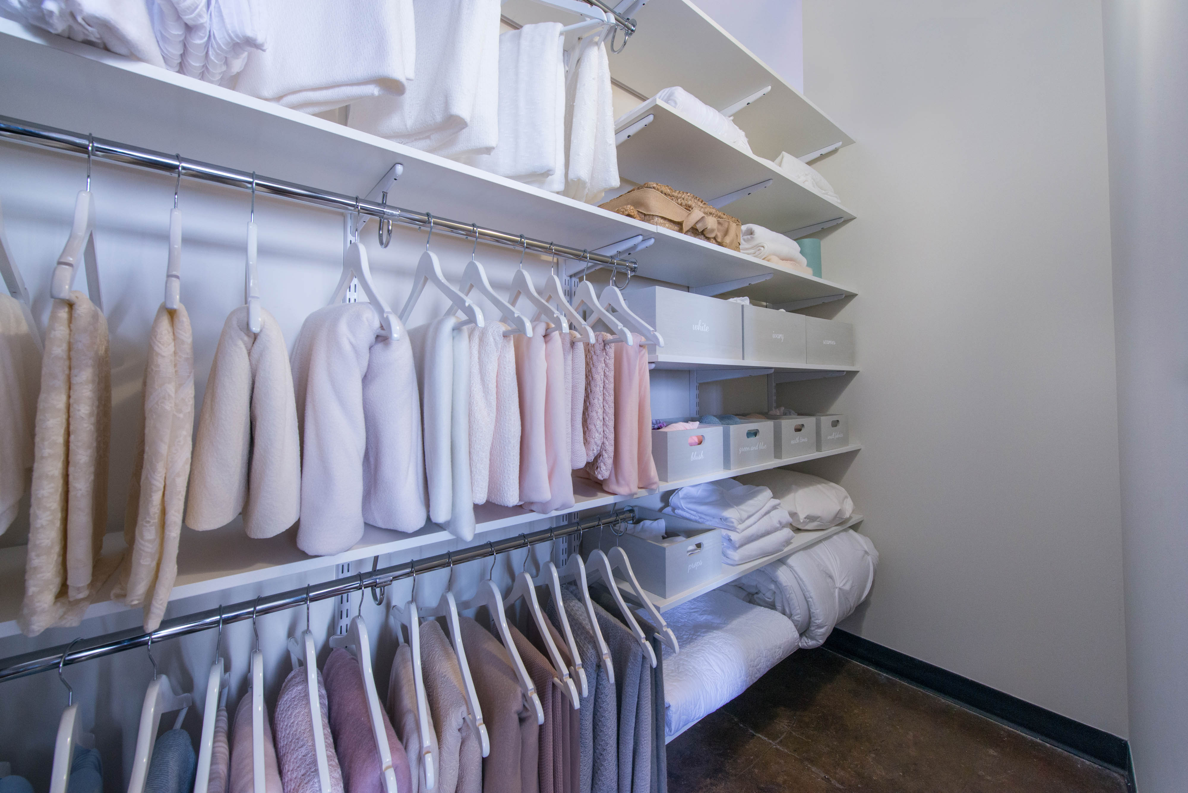 freedomRail Reach-in Closet in White with blankets and baskets.